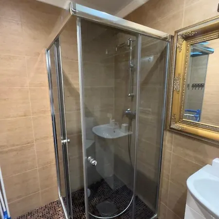 Hubane Korter Aedlinnas Apartman *